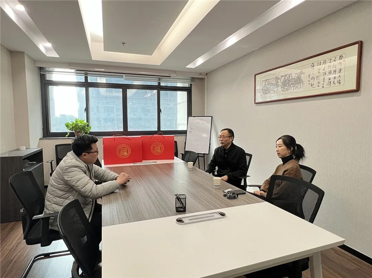 江阴市侨联副主席苏曦泓来访送达新春慰问3.webp.jpg