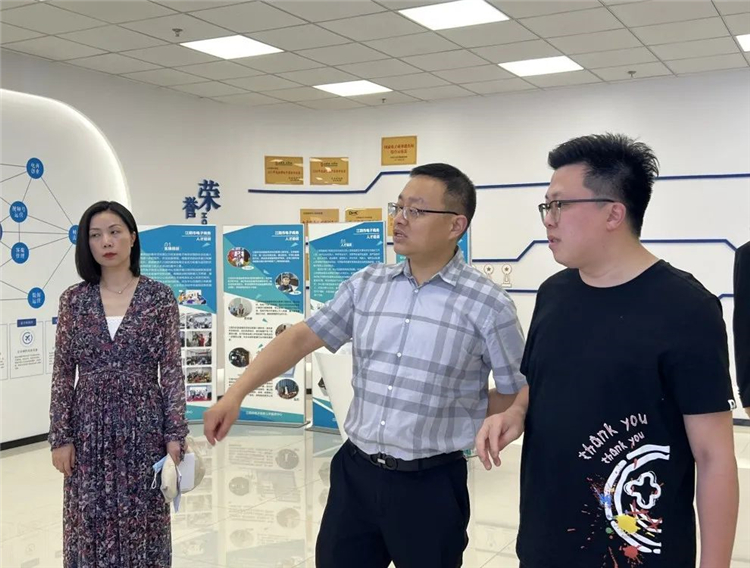 江阴市商务局党委副书记、副局长曹鸣调研市电商中心1.jpg
