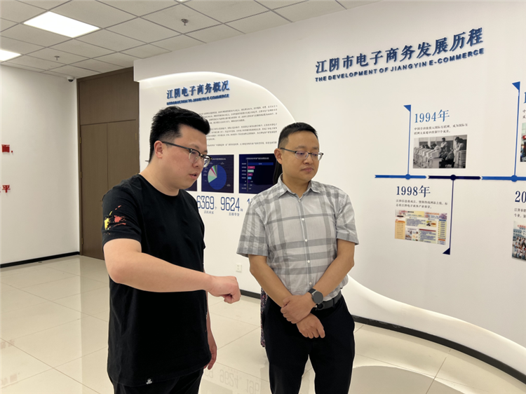 江阴市商务局党委副书记、副局长曹鸣调研市电商中心2.png