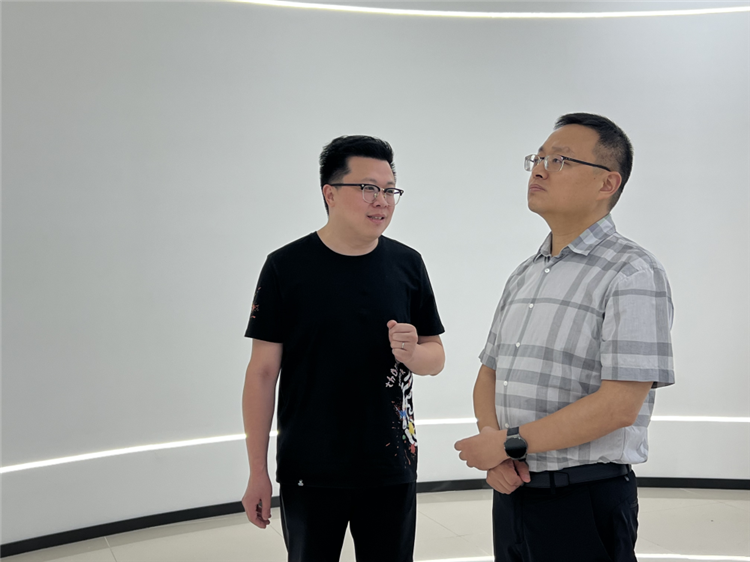 江阴市商务局党委副书记、副局长曹鸣调研市电商中心3.png