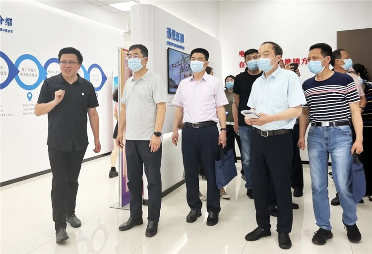 全省电商进农村示范工作推进会参会人员现场调研市电商中心2.jpg