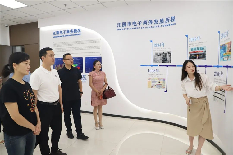 江阴市政协第八民主监督员小组一行调研市电商中心1.jpg