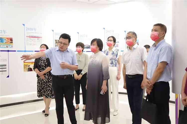 民建无锡市委副主委兼秘书长、市政协副秘书长（兼）王萍带队无锡市政协民建、总工会组（第10组）调研江阴市电子商务公共服务中心1.jpg