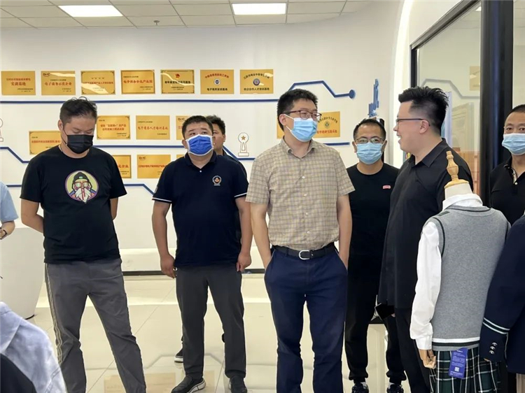 靖江市商务局副局长卢栋一行莅临江阴市电商中心考察交流1.jpg