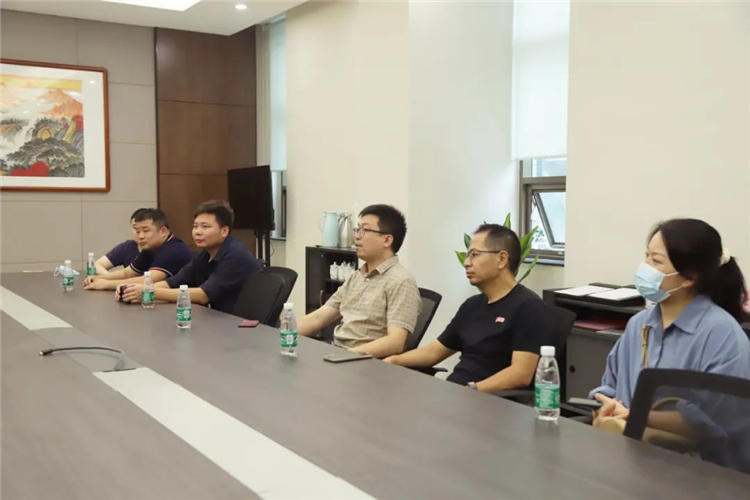 靖江市商务局副局长卢栋一行莅临江阴市电商中心考察交流2.jpg