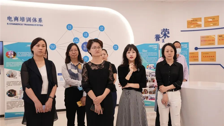 无锡市惠山区妇联主席陆依梦一行调研江阴市电商中心1.jpg