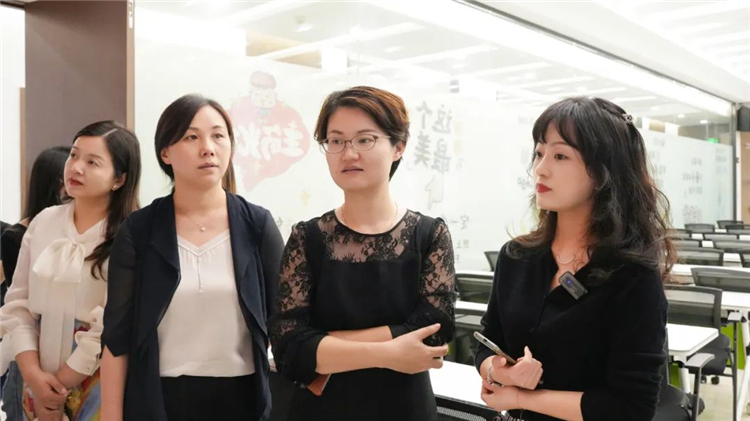 无锡市惠山区妇联主席陆依梦一行调研江阴市电商中心4.jpg