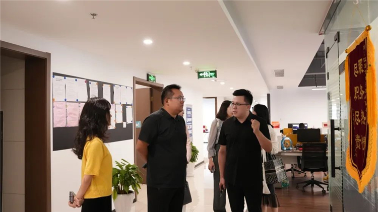 中国青年报江苏站副站长李超调研江阴市电子商务公共服务中心3.jpg