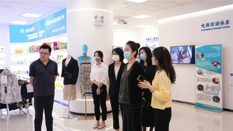无锡市妇联主席夏琰一行调研江阴市电子商务公共服务中心2.jpg