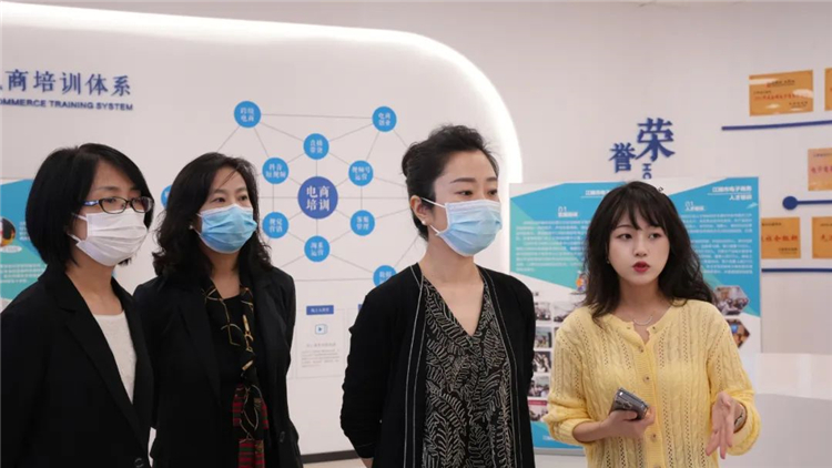 无锡市妇联主席夏琰一行调研江阴市电子商务公共服务中心3.jpg
