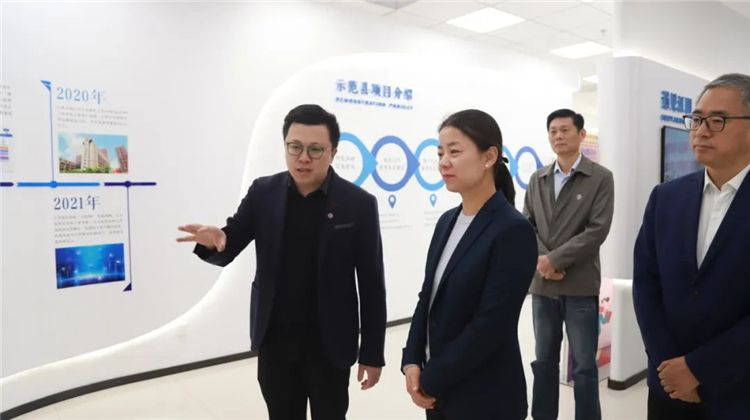 江阴市委常委、组织部部长、统战部部长吴莉萍调研市电商中心3.jpg