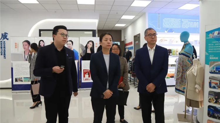 江阴市委常委、组织部部长、统战部部长吴莉萍调研市电商中心4.jpg