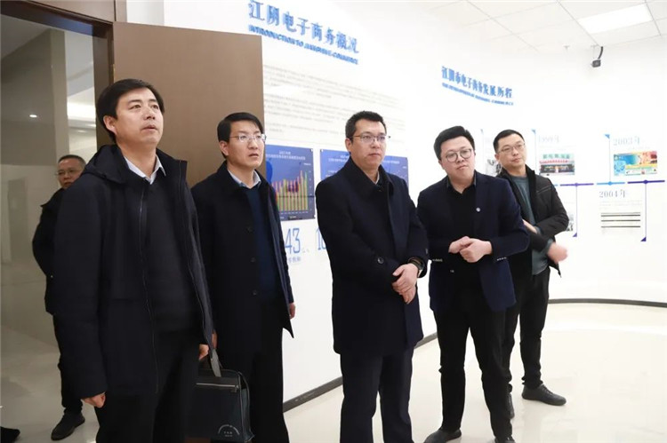 甘肃省崇信县委常委、县政府副县长秦军杰带队考察江阴市电子商务公共服务中心1.jpg