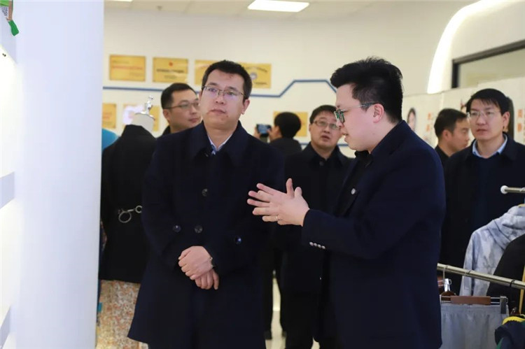 甘肃省崇信县委常委、县政府副县长秦军杰带队考察江阴市电子商务公共服务中心2.jpg