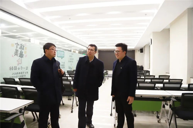 甘肃省崇信县委常委、县政府副县长秦军杰带队考察江阴市电子商务公共服务中心6.jpg