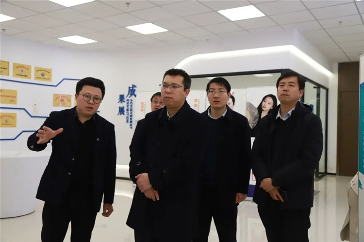 甘肃省崇信县委常委、县政府副县长秦军杰带队考察江阴市电子商务公共服务中心7.jpg