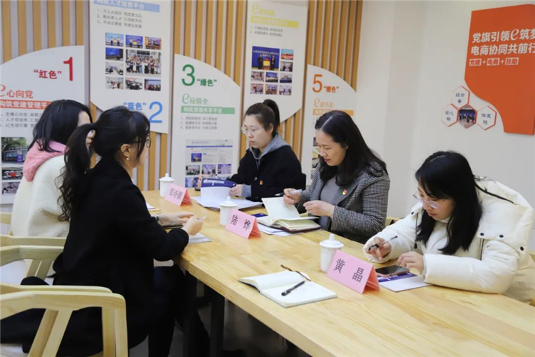 澄江街道组织科科长陆烨带队调研江阴市电子商务公共服务中心1.jpg