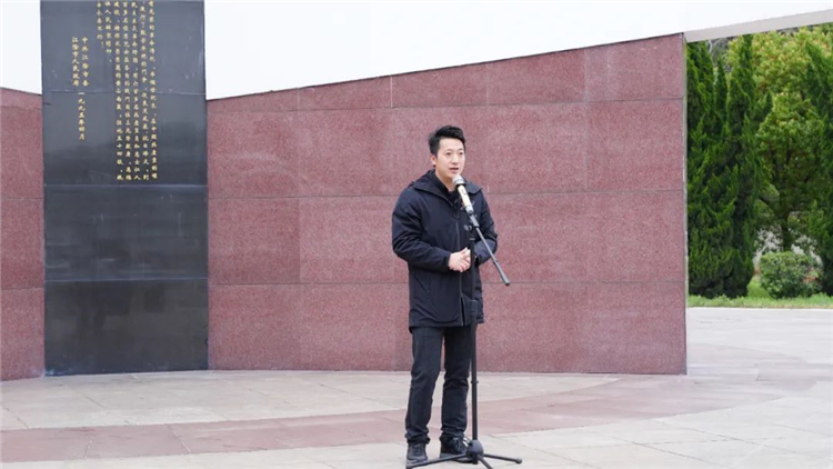 江阴市电子商务公共服务中心开展“怀古惜今 同心同行”清明祭扫活动2.jpg