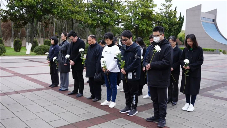 江阴市电子商务公共服务中心开展“怀古惜今 同心同行”清明祭扫活动3.jpg