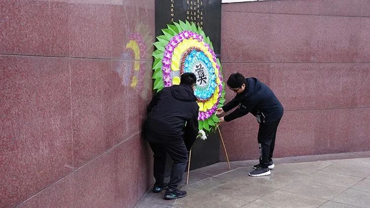 江阴市电子商务公共服务中心开展“怀古惜今 同心同行”清明祭扫活动4.jpg